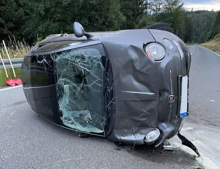 Auto landet auf dem Dach - Fahrerin (28) hatte wahnsinniges Glück Auto landet auf dem Dach - Fahrerin (28) hatte wahnsinniges Glück