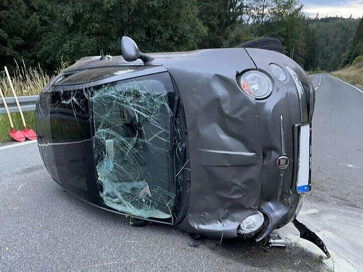 Auto landet auf dem Dach - Fahrerin (28) hatte wahnsinniges Glück Auto landet auf dem Dach - Fahrerin (28) hatte wahnsinniges Glück