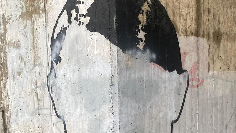 Am Silvestermorgen hatte plötzlich weder Hitler (links) noch Putin ein Gesicht mehr. Inzwischen hat der Coburger Sprayer Alex sein Kunstwerk aber wieder repariert.