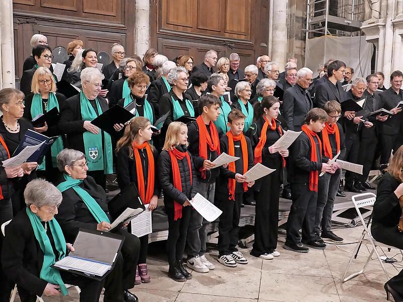 Das Bild zeigt die Kantorei, den Jugendchor und den Chor „Chorus semper viret“ beim gemeinsamen Konzert in der Collegiale von Vernon. Das Bild zeigt die Kantorei, den Jugendchor und den Chor „Chorus semper viret“ beim gemeinsamen Konzert in der Collegiale von Vernon.