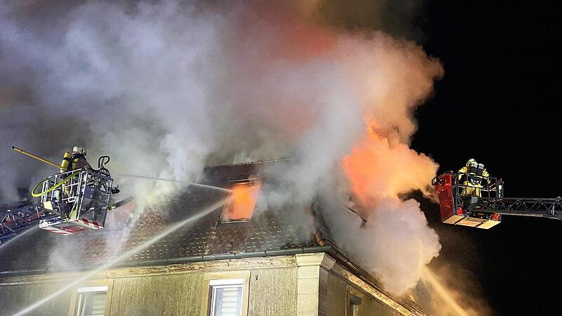 Rund 100 Einsatzkr&auml;fte  der Feuerwehren bek&auml;mpften in der Nacht zum Mittwoch den Brand in dem Mehrfamilienhaus in der Bamberger Stra&szlig;e in Zeil.
