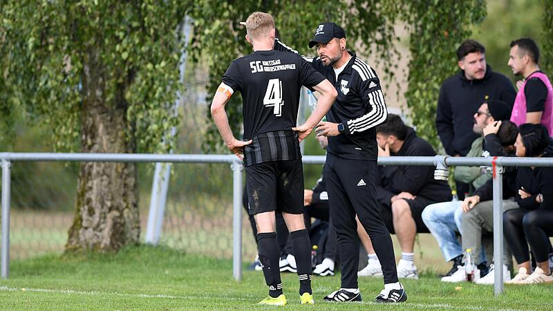 Der Eltmanner Trainer Michael Finster gibt Michael M&uuml;hlfelder Anweisungen.