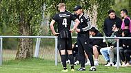 Der Eltmanner Trainer Michael Finster gibt Michael M&uuml;hlfelder Anweisungen.