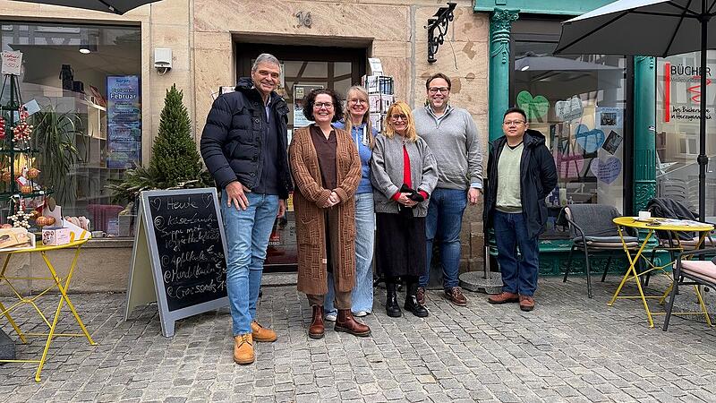 Die Zukunft des Cafés in Herzogenaurach ist gesichert (v. l.): Michael Thiem, Sandra Wüstner, Stefanie Greber, Ursula Hasslauer, Christian Pech und Than Le. Die Zukunft des Cafés in Herzogenaurach ist gesichert (v. l.): Michael Thiem, Sandra Wüstner, Stefanie Greber, Ursula Hasslauer, Christian Pech und Than Le.