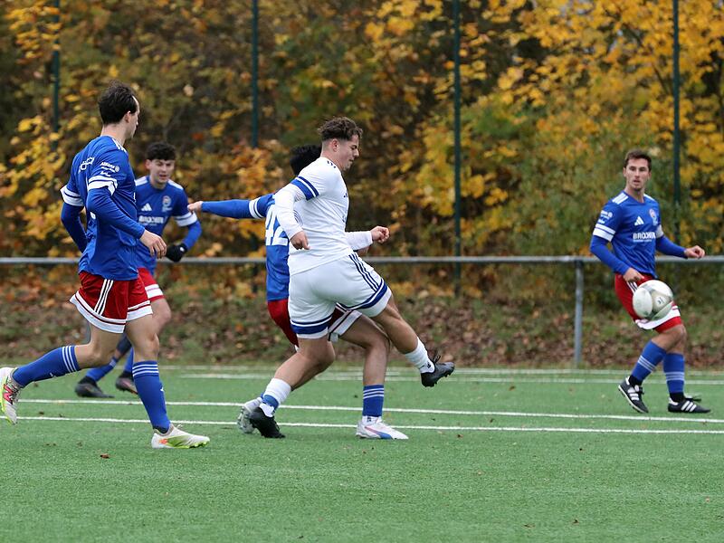 Dieser Schuss des Burgebrachers Michael Zirkel (in Weiß) geht zwar daneben, doch wenig später erzielt er den 2:1-Siegtreffer. Dieser Schuss des Burgebrachers Michael Zirkel (in Weiß) geht zwar daneben, doch wenig später erzielt er den 2:1-Siegtreffer.