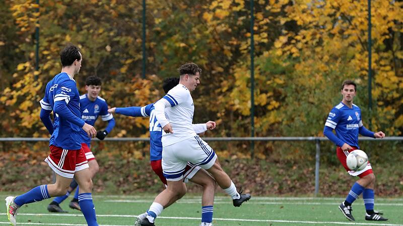 Dieser Schuss des Burgebrachers Michael Zirkel (in Weiß) geht zwar daneben, doch wenig später erzielt er den   2:1-Siegtreffer.