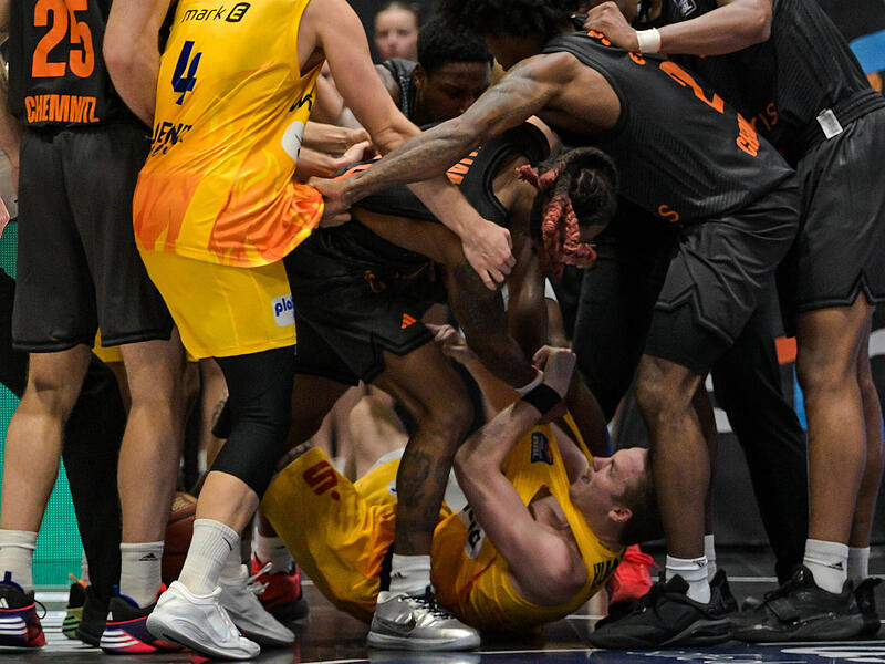 Die Szene, die f&uuml;r Cobe Williams (Mitte, schwarzes Trikot) weitreichende Folgen haben k&ouml;nnten. Nach dem Griff an den Hals von Adam Kunkel droht dem Ex-Bamberger eine lange Spielsperre.