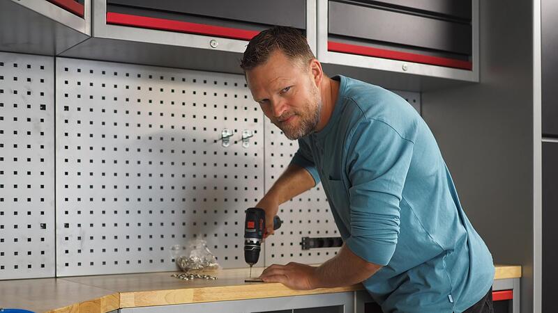 Jugendpfleger Bj&ouml;rn de Rooij im neu gestalteten &bdquo;Maker Space&ldquo; im Sonnefelder B&uuml;rgerzentrum. Der