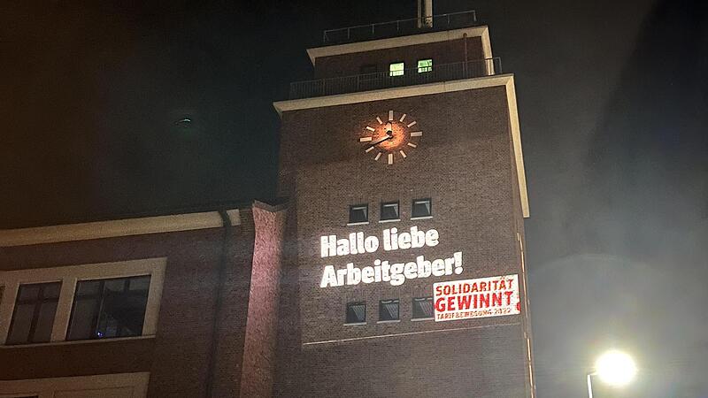 Auf den Turm des Bosch-Hauptwerkes in der Robert-Bosch-Straße wurden verschiedene Botschaften projiziert.