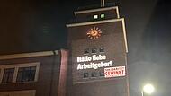Auf den Turm des Bosch-Hauptwerkes in der Robert-Bosch-Straße wurden verschiedene Botschaften projiziert.