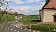 Zwischen der Sulzthaler Kreuzkapelle (rechts) und den Ramsthaler Aussiedlerhöfen (hinten) soll eine 16 Hektar große Photovoltaikanlage entstehen. Zwischen der Sulzthaler Kreuzkapelle (rechts) und den Ramsthaler Aussiedlerhöfen (hinten) soll eine 16 Hektar große Photovoltaikanlage entstehen.
