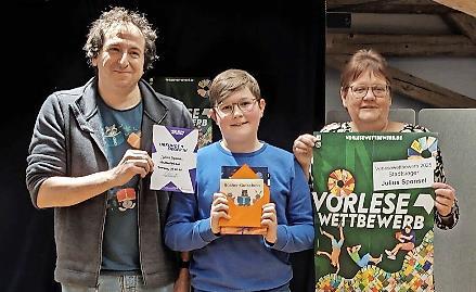 Julius Sponsel vom Kaiser-Heinrich-Gymnasium freut sich: Er hat im Vorlesen gewonnen. Juryvorsitzender Christian Köstner und Büchereileitern Christiane Weiß gratulieren und wünschen viel Glück, denn Julius vertritt nun die Stadt Bamberg beim Bezir...