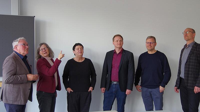 Sie besichtigen die neuen R&auml;umlichkeiten: (von links) Thomas Leiner, Karin Maywald, Birgit Winzek, Nico Rogge als B&uuml;rgermeister von Oerlenbach (25 Jahre), Gesch&auml;ftsf&uuml;hrer Thomas Burkard und Schatzmeister Roland Bitsch.