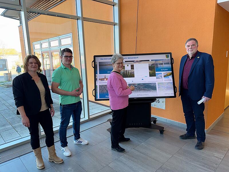 Stefanie Karmann (AKDB), Guntram K&uuml;chel (Syncpilot), Jutta Kattner und Karl-Heinz Hertlein (v.l.) stellen das virtuelle Amt in Weisndorf vor.