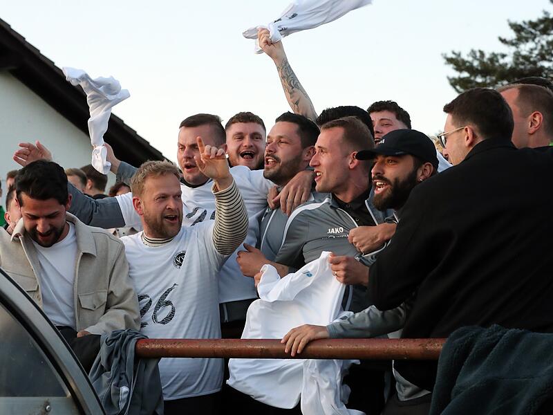 Der Moment: Das Spiel in Hirschaid gegen Friesen endet 0:0, und die Ebersdorfer wissen: Jetzt sind wir Bezirksligameister!