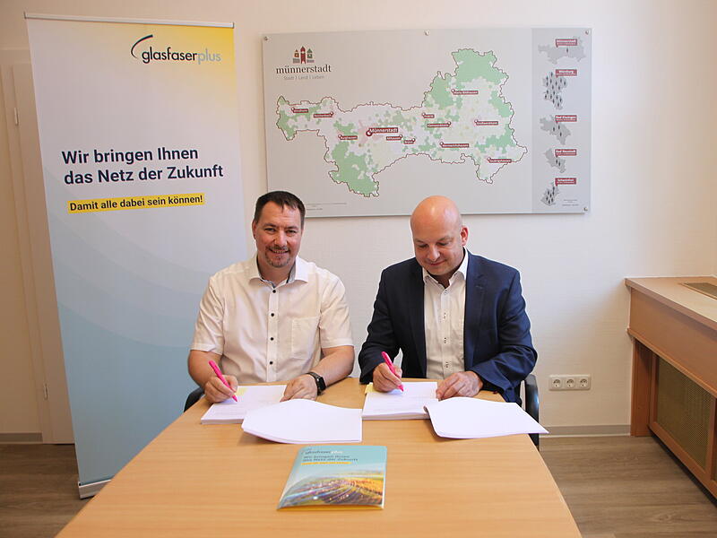 Stephan Betz von der Telekom/ Glasfaser Plus (links) und Bürgermeister Michael Kastl unterschreiben den Vertrag für den Glasfaserausbau in Münnerstadt. Stephan Betz von der Telekom/ Glasfaser Plus (links) und Bürgermeister Michael Kastl unterschreiben den Vertrag für den Glasfaserausbau in Münnerstadt.