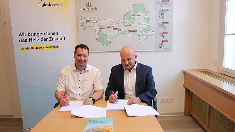 Stephan Betz von der Telekom/ Glasfaser Plus (links) und B&uuml;rgermeister Michael Kastl unterschreiben den Vertrag f&uuml;r den Glasfaserausbau in M&uuml;nnerstadt.
