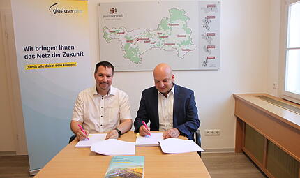 Stephan Betz von der Telekom/ Glasfaser Plus (links) und Bürgermeister Michael Kastl unterschreiben den Vertrag für den Glasfaserausbau in Münnerstadt. Stephan Betz von der Telekom/ Glasfaser Plus (links) und Bürgermeister Michael Kastl unterschreiben den Vertrag für den Glasfaserausbau in Münnerstadt.