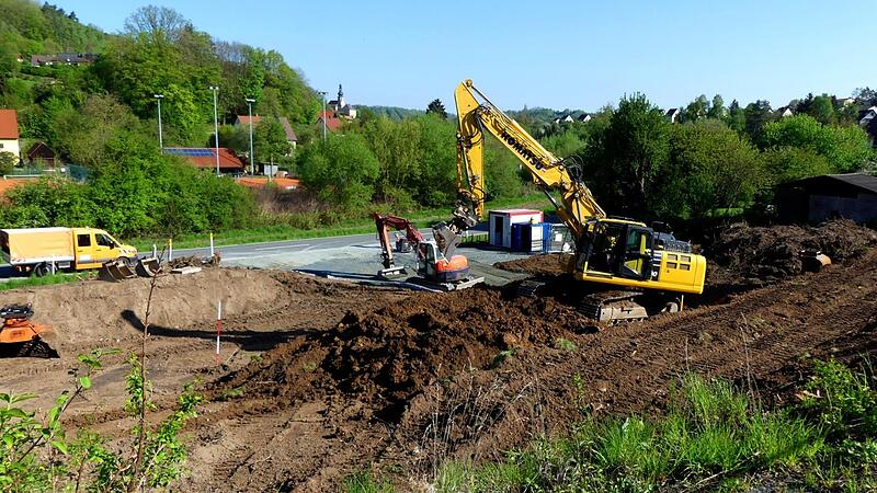 In Trebgast wird gebaut: In der Lindenstraße sollen zwei Mehrfamilienhäuser mit jeweils vier Wohneinheiten errichtet werden. Die erste Baugrube wird derzeit ausgehoben. In Trebgast wird gebaut: In der Lindenstraße sollen zwei Mehrfamilienhäuser mit jeweils vier Wohneinheiten errichtet werden. Die erste Baugrube wird derzeit ausgehoben.
