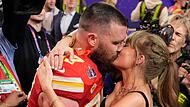 Taylor Swift küsst Travis Kelce Taylor Swift küsst Travis Kelce