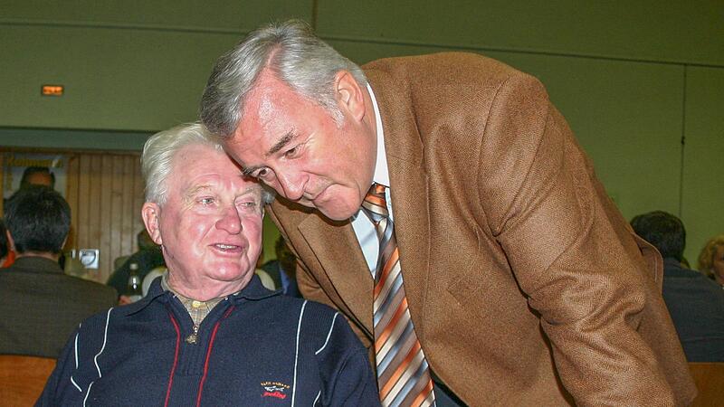 2005: Landrat Reinhard Leutner (rechts) im Gespr&auml;ch mit seinem Amtsvorg&auml;nger Ludwig Schaller