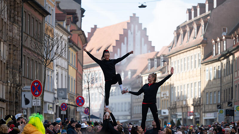 Der Bamberger Faschingsumzug am Dienstag bietet auch Akrobatisches - hier ein Bild von 2024