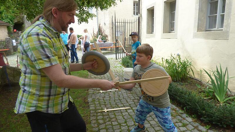 Beim Familiennachmittag in Tüchersfeld können sich Kelten-Helden im Schwertkampf üben.Forchheim & Fränkische Schweiz Beim Familiennachmittag in Tüchersfeld können sich Kelten-Helden im Schwertkampf üben.
