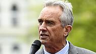 Robert F. Kennedy Jr. gehört, wie Joe Biden, den  US-Demokraten an. Kennedy bewirbt sich  als Herausforderer des amtierenden US-Präsidenten  um die Präsidentschaftskandidatur der Demokraten.