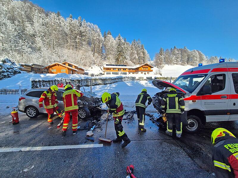 Verletzte Sanit&auml;ter versorgen Unfallgegner