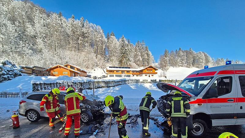 Verletzte Sanit&auml;ter versorgen Unfallgegner