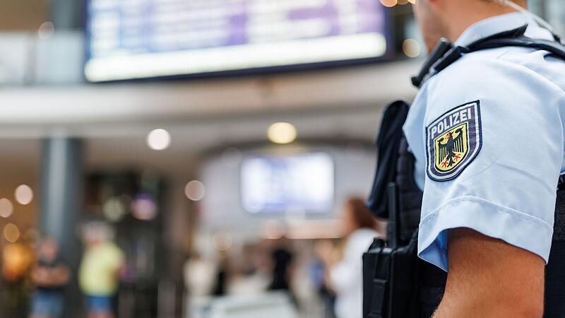 Polizist im Nürnberger Hauptbahnhof Polizist im Nürnberger Hauptbahnhof