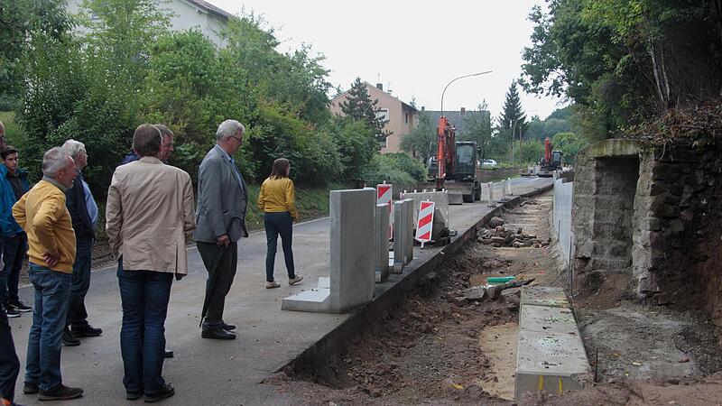 Im Eltmanner Stadtteil Dippach wird nach dem Abbruch zweier Häuser Platz geschaffen für den Bau eines Gehweges entlang der Kreisstraße. Das bedeutet mehr Sicherheit.
