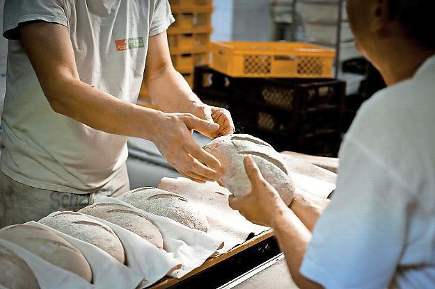 In Bäckereien verschärfen niedrige Löhne den Fachkräftemangel, sagt die NGG und fordert ein kräftiges Plus. In Bäckereien verschärfen niedrige Löhne den Fachkräftemangel, sagt die NGG und fordert ein kräftiges Plus.