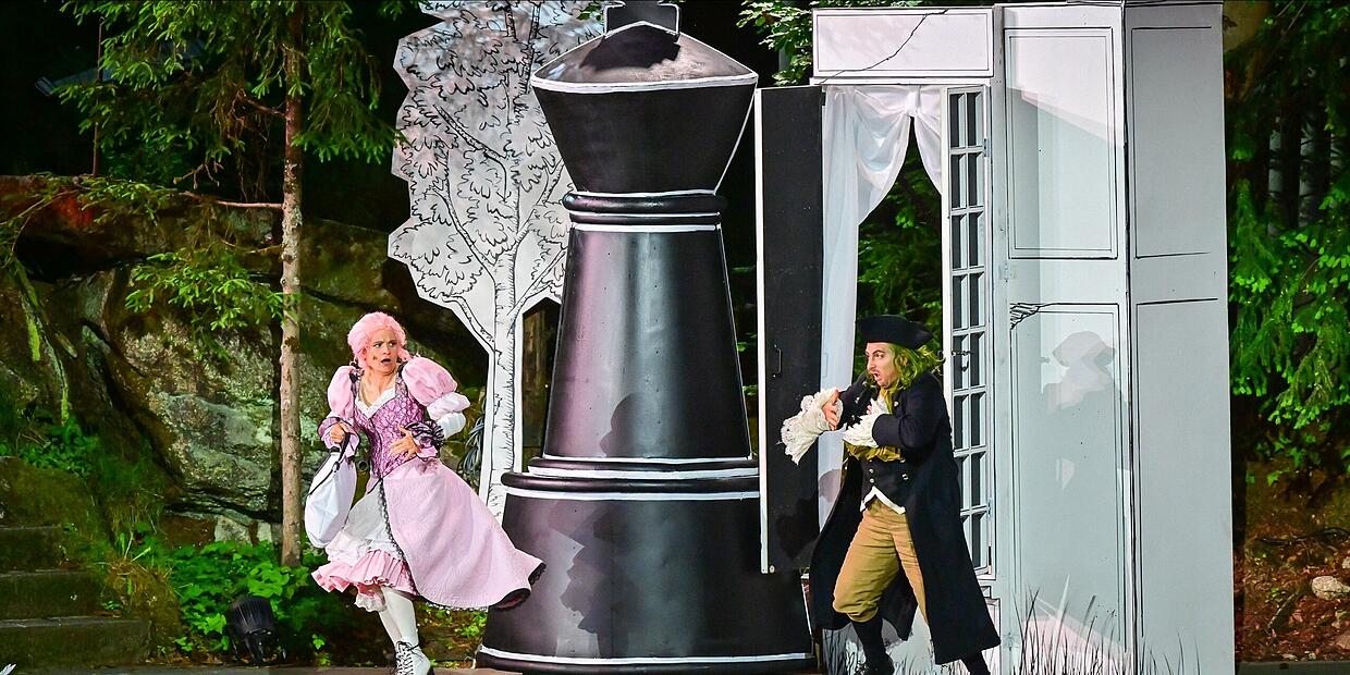 The Three Musketeers: Bamberg woman teases Cardinal Richelieu