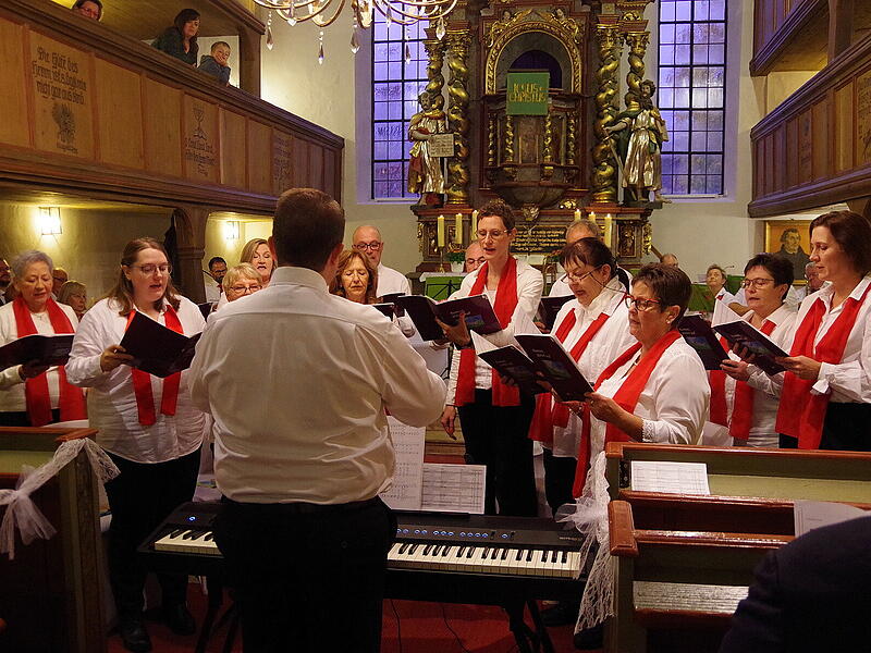 Der Kirchenchor Fischbach unter Leitung von Andreas Thiel bei seinem Jubil&auml;umskonzert.