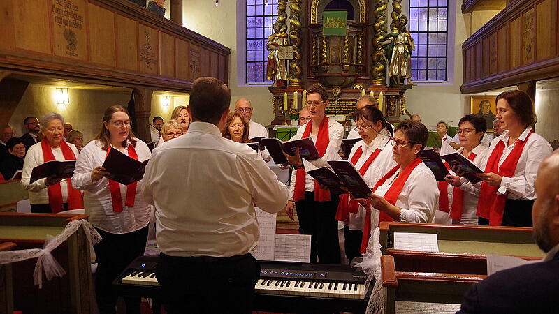 Der Kirchenchor Fischbach unter Leitung von Andreas Thiel bei seinem Jubil&auml;umskonzert.
