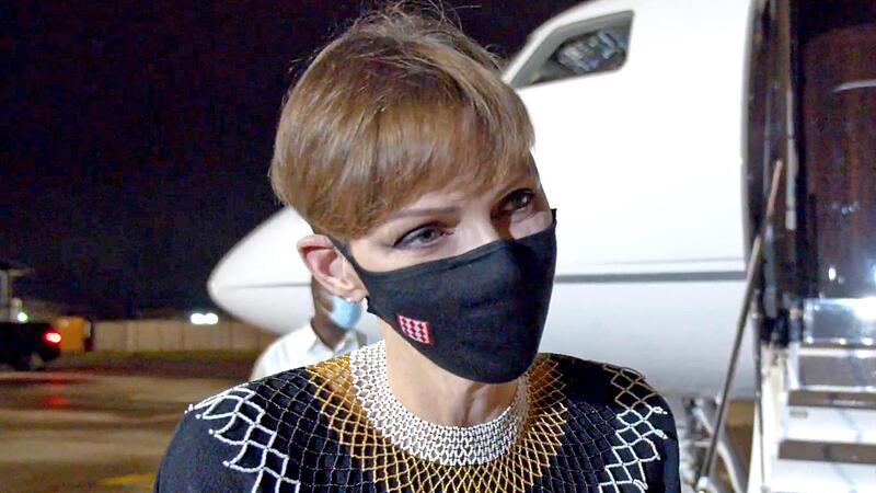 Das Standbild aus einem Video zeigt Fürstin Charlène von Monaco auf dem Flughafen von Durban bei einem Interview vor ihrem Abflug nach Monaco. Das Standbild aus einem Video zeigt Fürstin Charlène von Monaco auf dem Flughafen von Durban bei einem Interview vor ihrem Abflug nach Monaco.