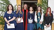 Die Konfirmanden mit Pfarrer Daniel Steffen Schwarz nach dem Festgottesdienst vor der St.-Nikolauskirche.