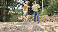 Bauhofleiter Gerold Stadler (von links) und Bürgermeister Florian Atzmüller an den neuen Biotopen.