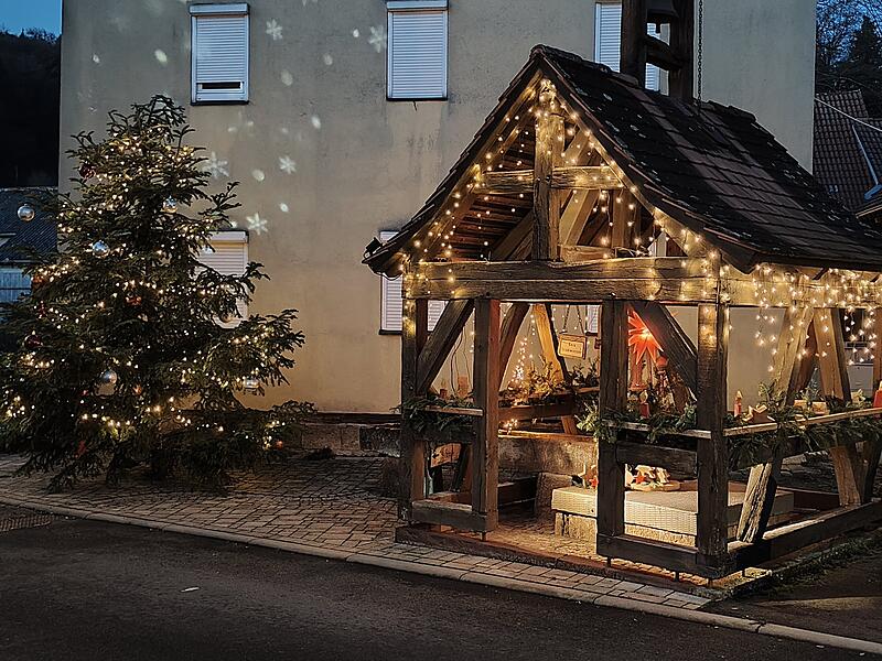 Dieses Foto zeigt den weihnachtlich geschm&uuml;ckten Brunnen in Seeshof.