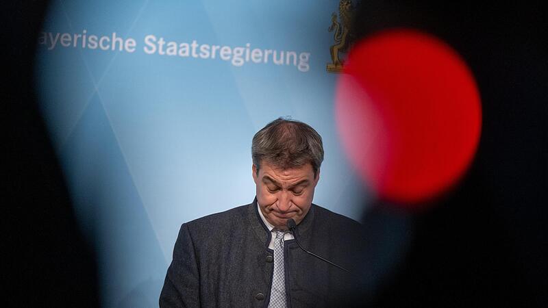 Markus Söder (CSU), Ministerpräsident von Bayern, gibt nach dem Sonder-Koalitionsausschuss ein Statement zum Fall des stellvertretenden Ministerpräsidenten Aiwanger. Markus Söder (CSU), Ministerpräsident von Bayern, gibt nach dem Sonder-Koalitionsausschuss ein Statement zum Fall des stellvertretenden Ministerpräsidenten Aiwanger.
