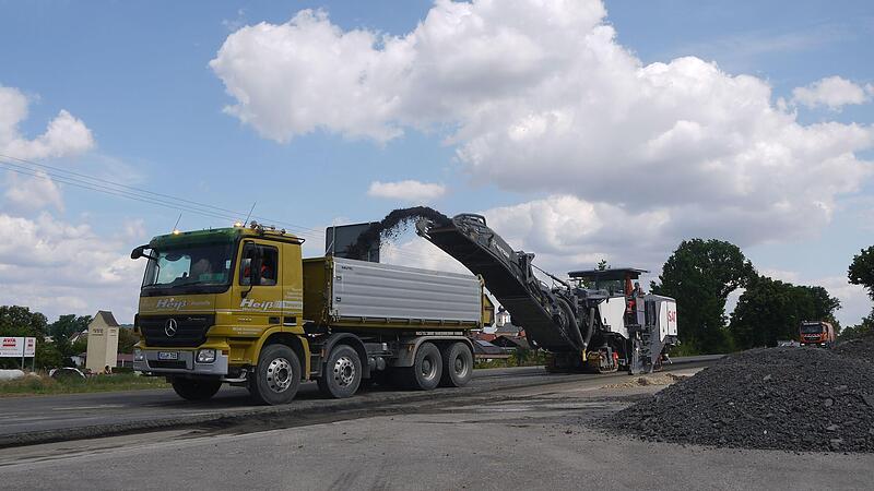 Zwölf Zentimeter der alten Fahrbahn der B4 sind abgefräst worden: 8 Zentimeter Binder-, 4 Zentimeter Deckschicht. Neu kommen drauf: 11 Zentimeter Binder und 2,5 Zentimeter Dünnschichtasphalt. Zwölf Zentimeter der alten Fahrbahn der B4 sind abgefräst worden: 8 Zentimeter Binder-, 4 Zentimeter Deckschicht. Neu kommen drauf: 11 Zentimeter Binder und 2,5 Zentimeter Dünnschichtasphalt.