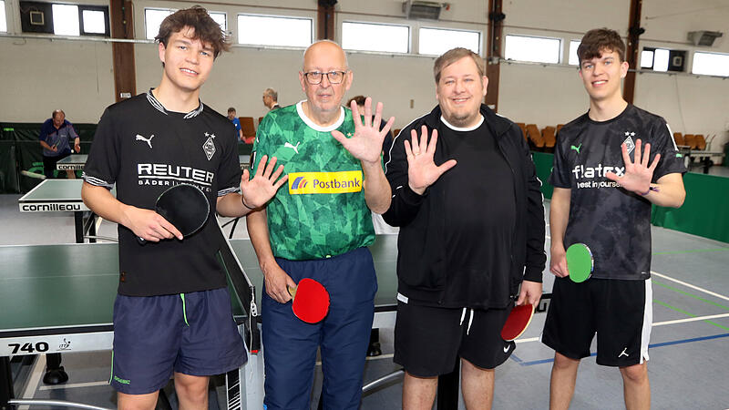 „Give me Five“ für fünf Jahrzehnte Tischtennisgeschichte bei den Strullendorfer Concorden: An seinem 70. Geburtstag gab es für Georg Lerch ein großes „Show-Spiel“-Familientreffen mit den beiden Enkeln Joshua (links) und Jonas sowie Sohn Sebastian. „Give me Five“ für fünf Jahrzehnte Tischtennisgeschichte bei den Strullendorfer Concorden: An seinem 70. Geburtstag gab es für Georg Lerch ein großes „Show-Spiel“-Familientreffen mit den beiden Enkeln Joshua (links) und Jonas sowie Sohn Sebastian.
