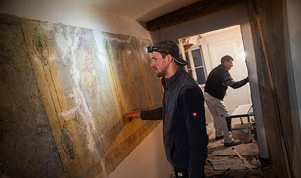 Die Stuckateure Thomas (vorne)und Bernhard R&ouml;ckelein renovieren das denkmalgesch&uuml;tzte Haus Schillerplatz 12 in Bamberg. Sie wollen so viel wie m&ouml;glich von fr&uuml;her erhalten.Restaurierung altes Haus am Schillerplatz 12