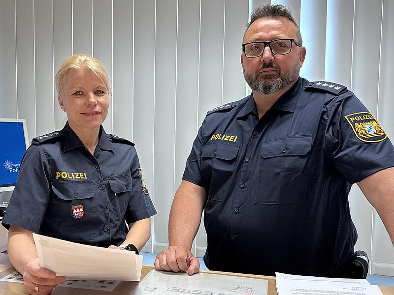 Polizeihauptkommissarin Melanie Sauer gibt Polizeihauptkommissar Andreas Kaiser f&uuml;r ein halbes Jahr die Leitung ihrer Dienststelle an der Polizeistation Bad K&ouml;nigshofen.