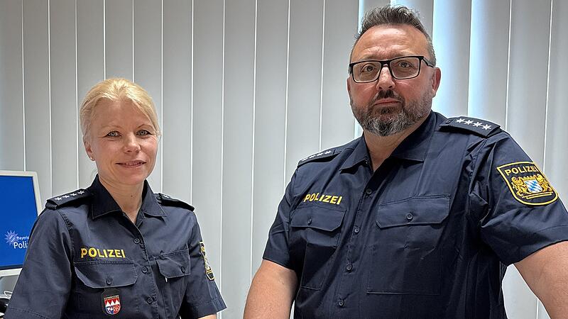 Polizeihauptkommissarin Melanie Sauer gibt Polizeihauptkommissar Andreas Kaiser f&uuml;r ein halbes Jahr die Leitung ihrer Dienststelle an der Polizeistation Bad K&ouml;nigshofen.