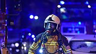 In Bayreuth ist es in einer Wohnung zu einem Küchenbrand gekommen. Das Mehrfamilienhaus musste evakuiert werden. Feuerwehr, Feuerwehreinsatz, Brand