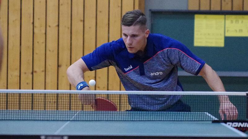 Hatte wesentlichen Anteil daran, dass die TS Kronach in der Verbandsliga gegen den FC Eschenau noch ein 5:5 gelang: David Kostadinov. Er gewann seine zwei Einzel und das Doppel mit Andre Rauscher. Hatte wesentlichen Anteil daran, dass die TS Kronach in der Verbandsliga gegen den FC Eschenau noch ein 5:5 gelang: David Kostadinov. Er gewann seine zwei Einzel und das Doppel mit Andre Rauscher.