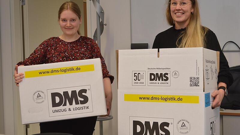 Packten für den Umzug ins Telekomhaus die letzten Sieben Sachen in Kartons: Nora Schwetje (Kreisentwicklung) und Emma Ferkinghoff (Regionalentwicklung). Packten für den Umzug ins Telekomhaus die letzten Sieben Sachen in Kartons: Nora Schwetje (Kreisentwicklung) und Emma Ferkinghoff (Regionalentwicklung).