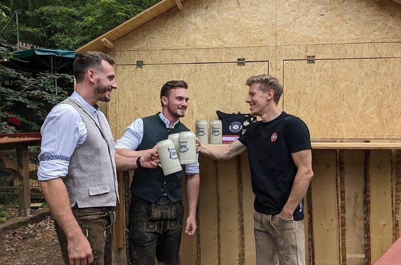Sie stoßen auf ihre Keller-Karriere an: Matthias Ruschig, Felix Schlickau und Steffen Ostermeyer (von links)Forchheim & Fränkische Schweiz Sie stoßen auf ihre Keller-Karriere an: Matthias Ruschig, Felix Schlickau und Steffen Ostermeyer (von links)Forchheim & Fränkische Schweiz